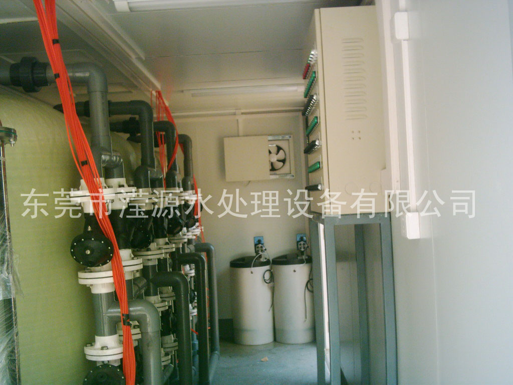 /></p><p>“中國海監(jiān)3015”船1500噸級，2012年9月開工建造，2014年1月在廣州交船，3月28日剛剛開回天津?！爸袊１O(jiān)3015”船是我國首艘交付使用的省級較大噸位維權(quán)執(zhí)法專用船。</p><p>“中國海監(jiān)3015”船不但配備了通導(dǎo)、強聲強光、高壓水炮和光電取證直升機飛行甲板等優(yōu)秀設(shè)備，具有過硬的海洋環(huán)保執(zhí)法能力，而且本身在設(shè)計上就十分環(huán)保，從自身杜絕了海洋五大污染源之一的船舶污染。</p><p>    該船較大限度實現(xiàn)節(jié)能減排，同時設(shè)置了反滲透海水淡化裝置，每天能提供10噸生活淡水。工作生活污水、廢熱水和垃圾都能夠在船內(nèi)特定設(shè)備上進行回收或循環(huán)利用，不會傾倒污染海水。</p><p>    中國海監(jiān)天津市總隊總隊長吳樹軍介紹，“中國海監(jiān)3015”船的正式入列，極大提升本市海洋行政執(zhí)法能力，有效查處違法使用海域、損害海洋環(huán)境和資源、破壞海洋公共設(shè)施等行為。</p><p>    “中國海監(jiān)3015”船由中船重工第701研究所設(shè)計，2012年9月21日在中船黃埔文沖造船有限公司開工建造。該船總長88.9米，型寬12.2米，設(shè)計排水量1750噸，定員50人，續(xù)航力為5000海里，自持力為40晝夜，設(shè)計航速不小于20節(jié)，并配有直升機飛行甲板及艦面系統(tǒng)。該船的設(shè)計和建造綜合考慮了海上執(zhí)法取證、航行安全、海上救助和消防、生活居住等要素，布局合理、外形整體協(xié)調(diào)流暢、功能完備，配置了通導(dǎo)、強聲強光、高壓水炮、光電取證等優(yōu)秀設(shè)備，設(shè)置了直升機起降平臺及助降設(shè)備。該船在節(jié)能環(huán)保方面亮點頗多：船上設(shè)置<a href=http://www.univercomm.com/products/>反滲透海水淡化裝置</a>，每天能提供10噸生活淡水。設(shè)置有兩臺處理能力3000L/天的<a href=http://www.univercomm.com/chunshuishebei/>生活污水處理裝置</a>，工作生活污水能得到及時有效地處理。通過冷卻水廢熱供熱單元、多功能換熱單元和熱水/電輔雙熱源熱水爐實現(xiàn)廢熱水可循回利用。</p><p> </p></div>
						<div   id=