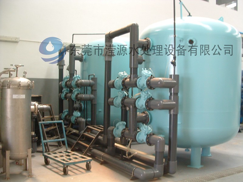  width=580 height=460 /><br /></div><div>應(yīng)用范圍：系列全自動(dòng)軟水器：可廣泛應(yīng)用于蒸汽鍋爐、熱水鍋爐、交換器、蒸發(fā)冷凝器、空調(diào)、直燃機(jī)等系統(tǒng)的補(bǔ)給水的軟化。還可用于賓館、飯店、寫(xiě)字樓、公寓、家居等生活用水的處理及食品、飲料、釀酒、工業(yè)鍋爐、熱交換器、空調(diào)、洗衣、印染、化工、醫(yī)藥、沐浴設(shè)備及食品、制藥、電子等行業(yè)的軟化水處理</div><div><br /></div><div>全自動(dòng)軟化水是將軟化器運(yùn)行及再生的每一個(gè)步驟實(shí)現(xiàn)軟水自動(dòng)控制，并采用時(shí)間、流量或其它感應(yīng)器等方式來(lái)啟動(dòng)再生。全自動(dòng)軟水器裝置的基本構(gòu)成為：FLECK或Autotrol多路控制閥、樹(shù)脂罐（含001＊7樹(shù)脂）、鹽箱及管路系統(tǒng)。軟水機(jī)除去水中過(guò)多的鈣鎂離子，通過(guò)離子交換的方式，達(dá)到除垢的目的。</div></div>
						<div   id=
